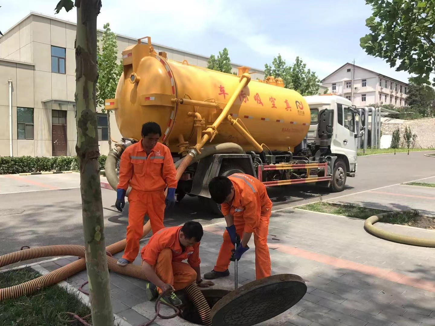 抚松管道疏通车停在窨井附近